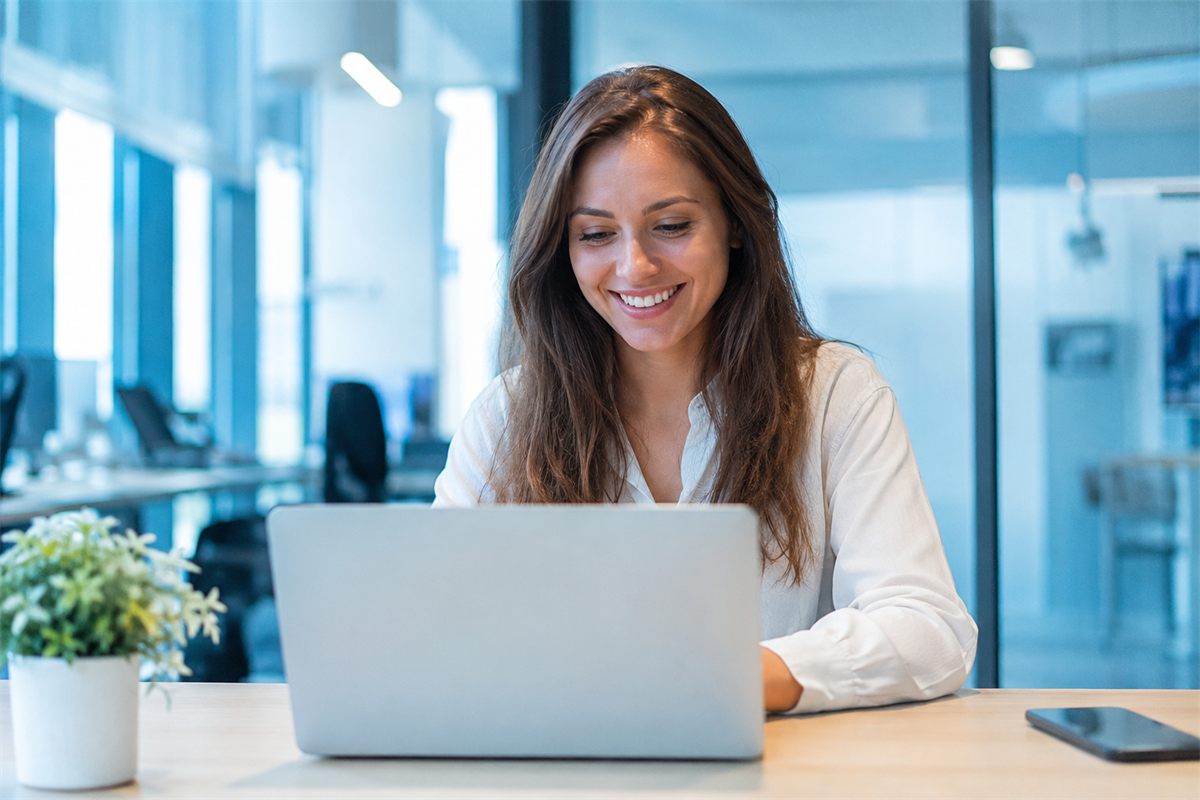 Une responsable communication utilise RS Multipost à son bureau